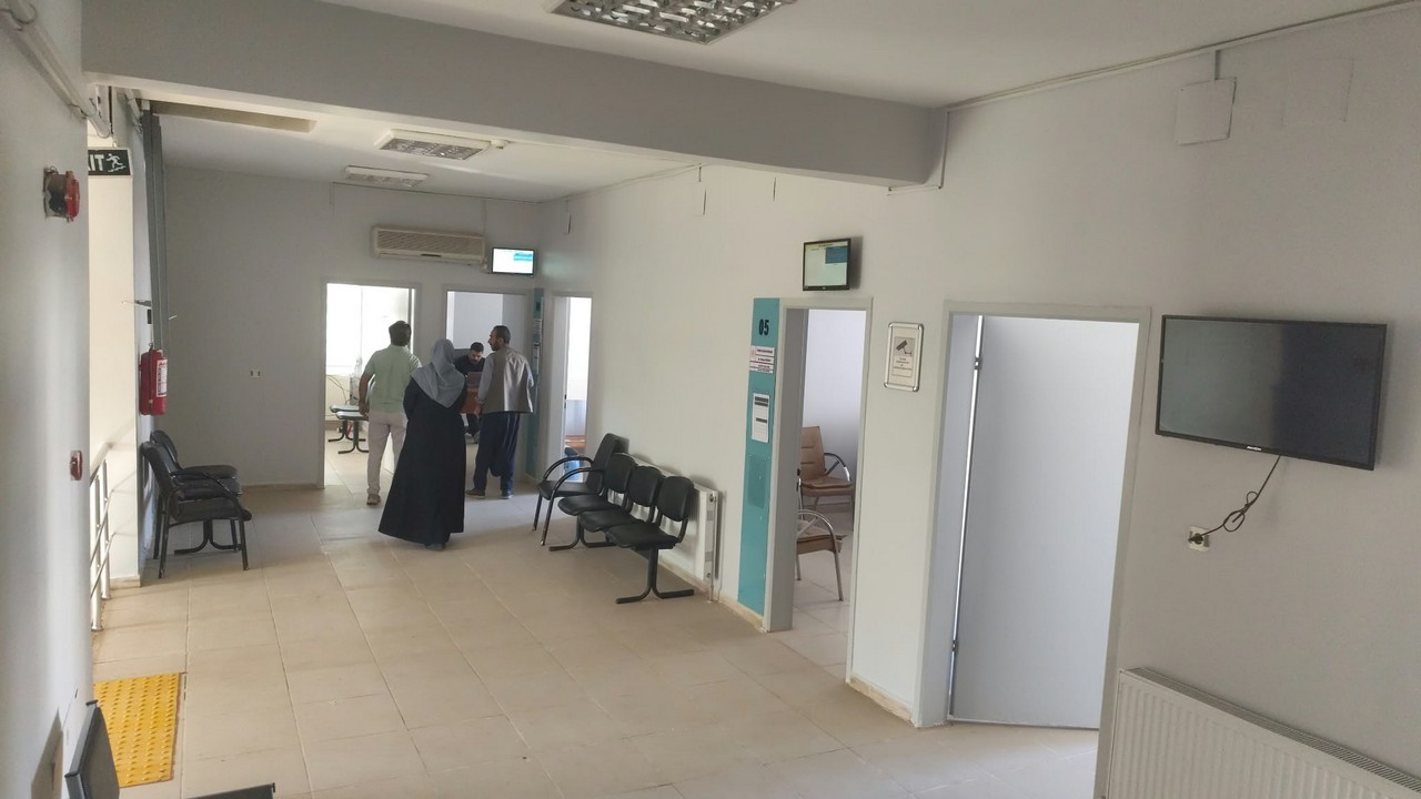 Yenilenen iç mekân — koridor ve poliklinik girişleri