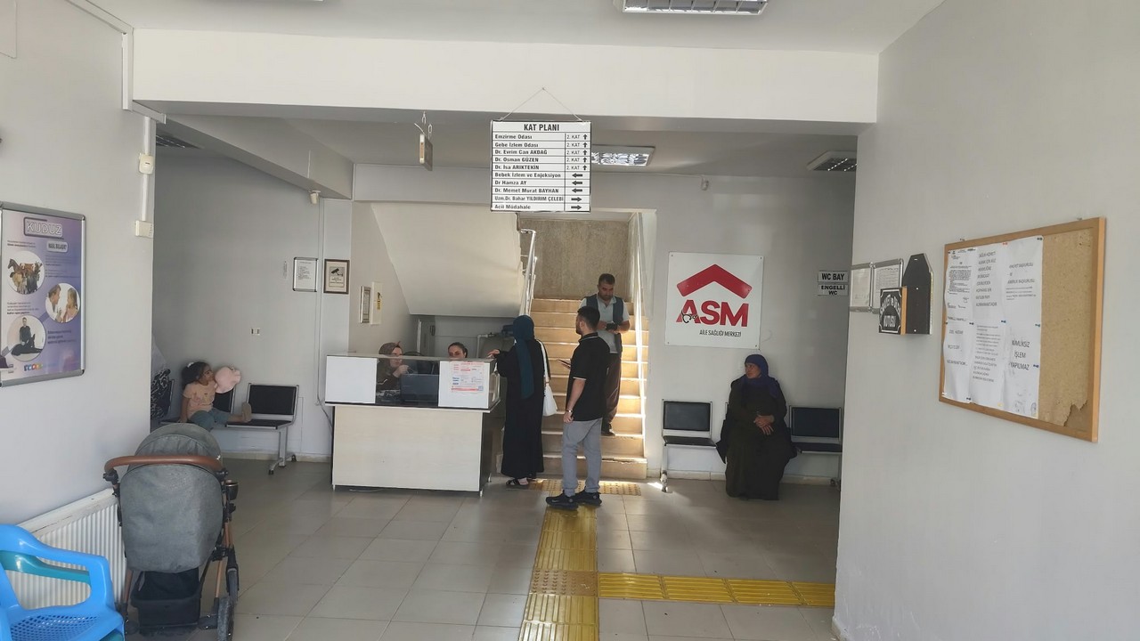 Yenilenen iç mekân — giriş ve danışma bankosu
